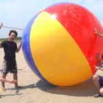 超巨大ビーチボールで試合したら破壊力がとんでもないwww 12-Foot Giant Beach Ball