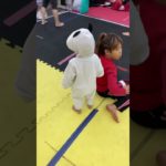 格闘技ジムで、1人で、ハロウィンを先取りする1歳児
